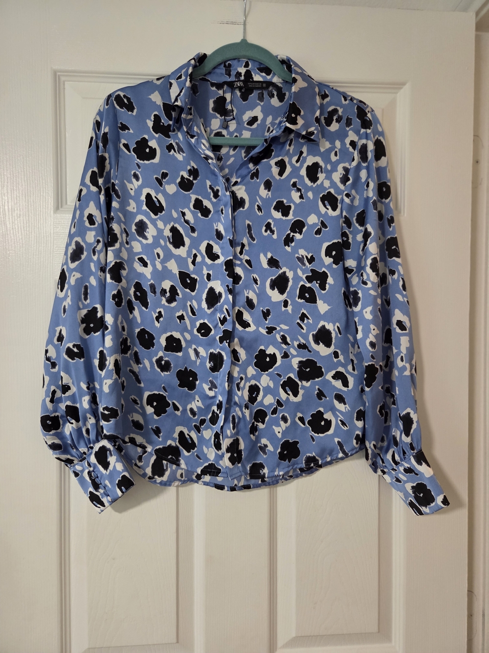 Zara Blue Leopard Print Button-Down Stylish Long Sleeve Blouse. Animal Print. S